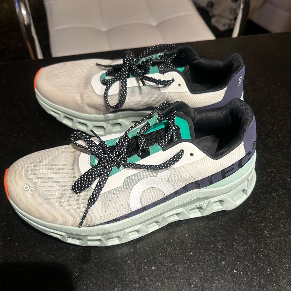 ON Cloud Helion Women Running Shoes